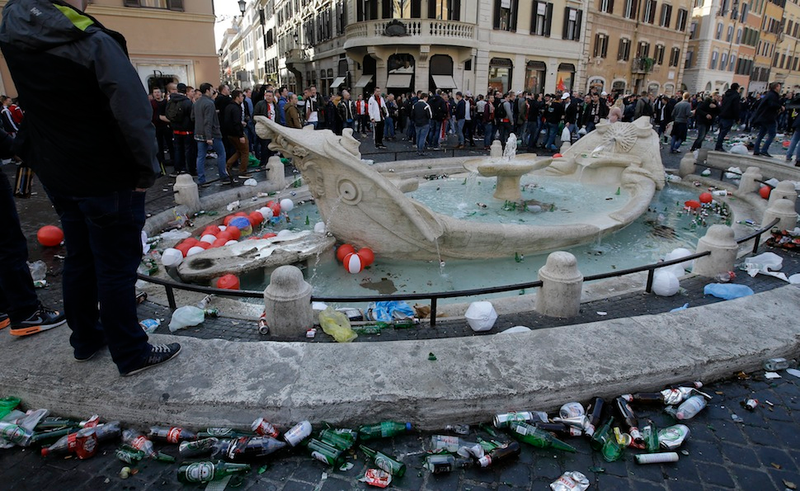 Illustration for article titled Dutch Soccer Hooligans Running Wild, Clashing With Riot Police In Rome
